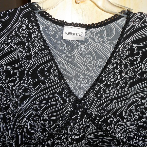 Black & White Slenderizing Top - Picture 7 of 12